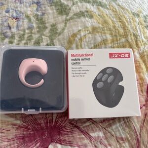 iO Remote Control - White and Gray
Remote selfie, videos, flip through novels